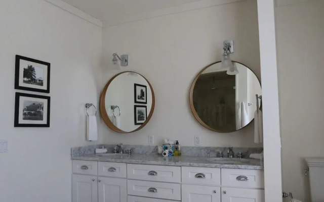 The Sandpiper Inn & Cottages