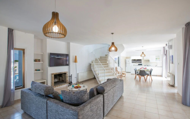 Villa Rosie, Modern 4bdr Ayia Napa Villa With Pool
