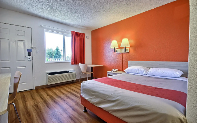 Motel 6 Fresno - Blackstone South