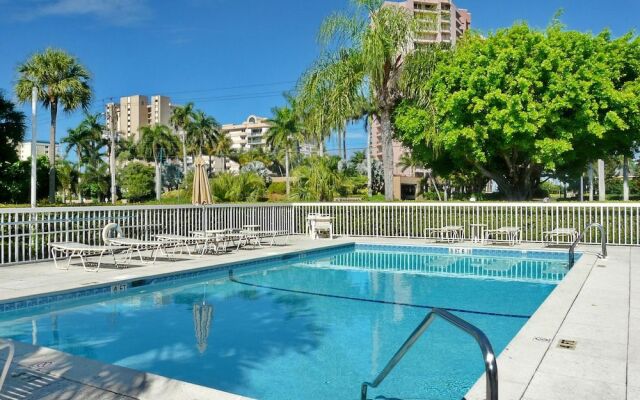 Peaceful Condo With Pool Across From South Beach