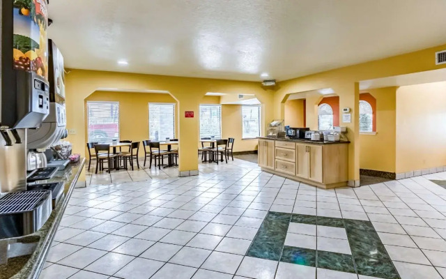Econo Lodge Near SeaWorld