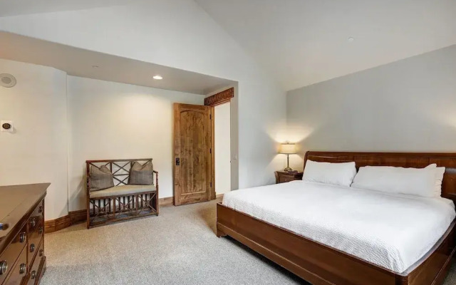 5BR Alpine Luxury Home with Private Hot Tub by RedAwning - Save 20% on 7+ Nights!