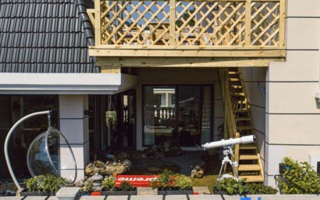 Floral Hotel · Xingyi Wanfenglin Batu Hotel