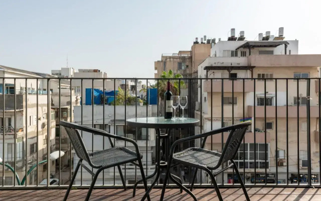 Luxury 2bdrm balcony & parking close to the Beach