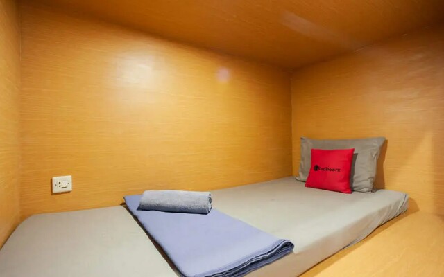 RedDoorz Hostel near Taman Puring