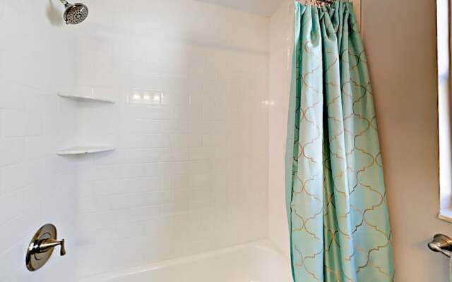 1465 Brier Home - 3 Br Home