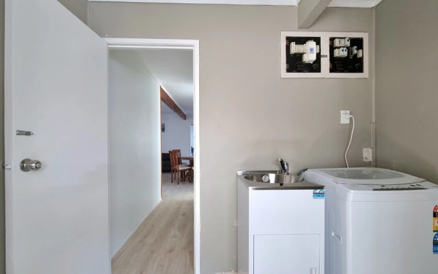 Lovely 2- Bedroom Unit with Free Parking