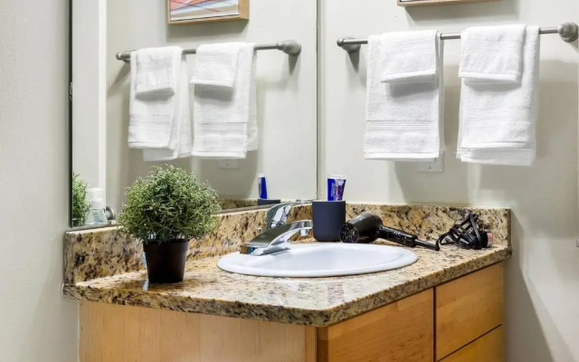 Trifecta 2BR Free Parking Modern Superhost