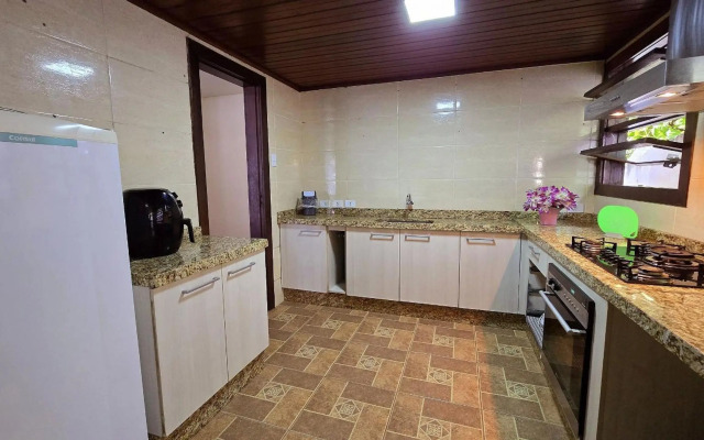 Casa Toscana 4 suítes, piscina e churrasqueira