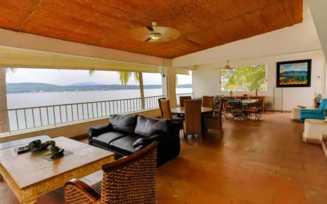 7BR Impresionante Casa De LAGO Con Alberca