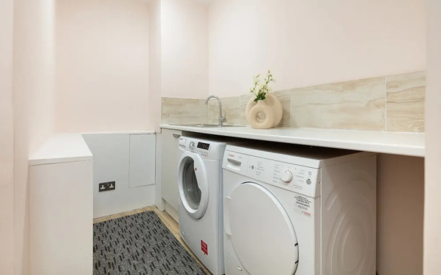 Spacious 2BR House by Madame Tussauds