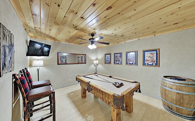 Mountain Echoes : Hot Tub & Home Theater! 2 Bedroom Cabin