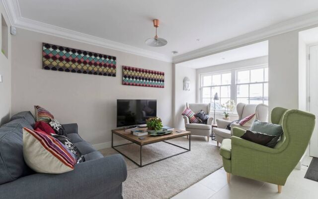 Gorgeous 5BR home with garden and parking in Battersea