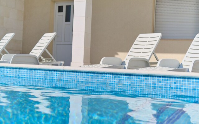 M&M Holiday House with a Pool by Litto