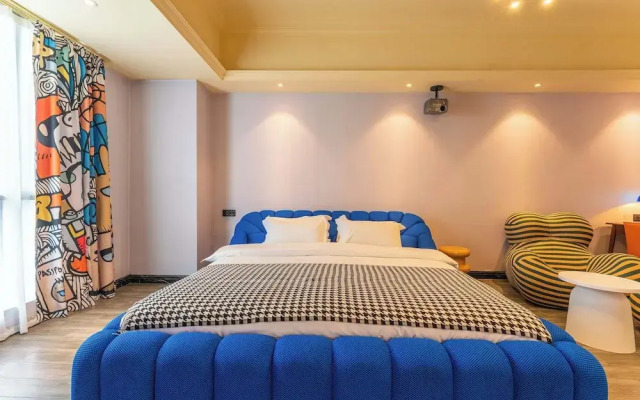 Wind Sleeping Color Hotel