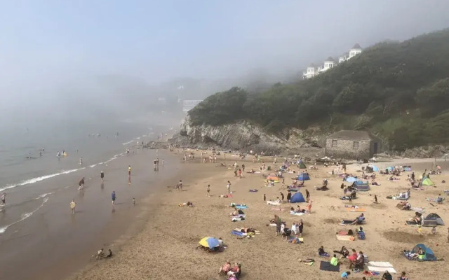 Stunning Beach Front Apartment in Caswell Swansea