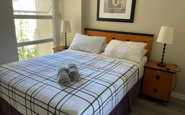 1BD+Den condo, with free parking in Downtown!