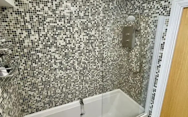 Bright 1 Double bed Apartment Near Cabot Circus