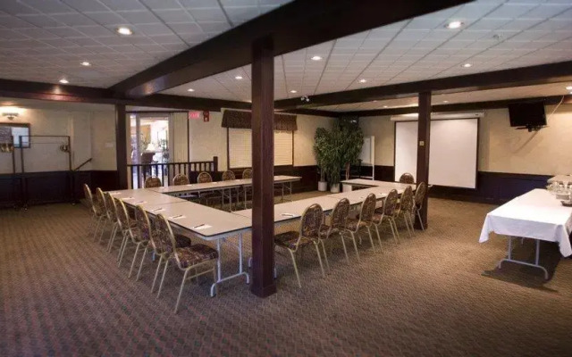 Service Plus Inn and Suites - Grande Prairie