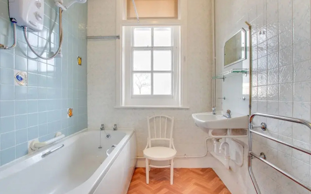 Modern Apartment in Tenby With Swimming Pool