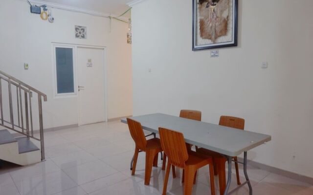 Oyo 1295 Linns Family Residence