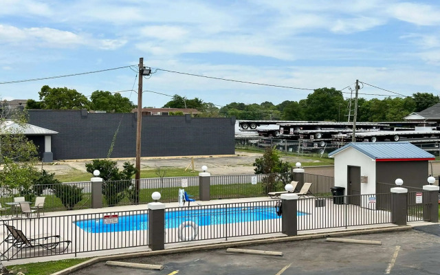 Super 8 by Wyndham Monroe