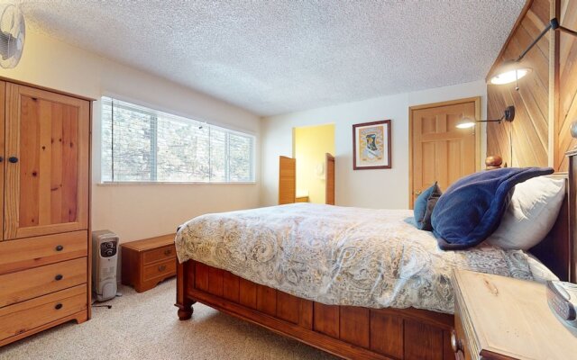 Sierra Manors 75 Cozy and Comfy Condo, On the Shuttle Route by Redawning