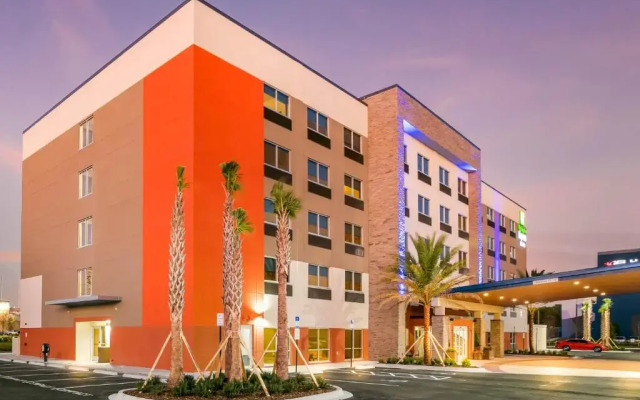 Holiday Inn Express & Suites Jacksonville - Town Center by IHG