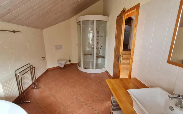 Eifelhof mit Obstbaumwiese