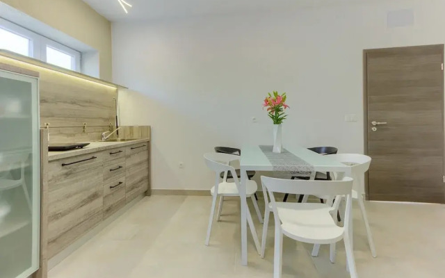 Modern Luxury 2-bedroom apt With Balcony & Patio