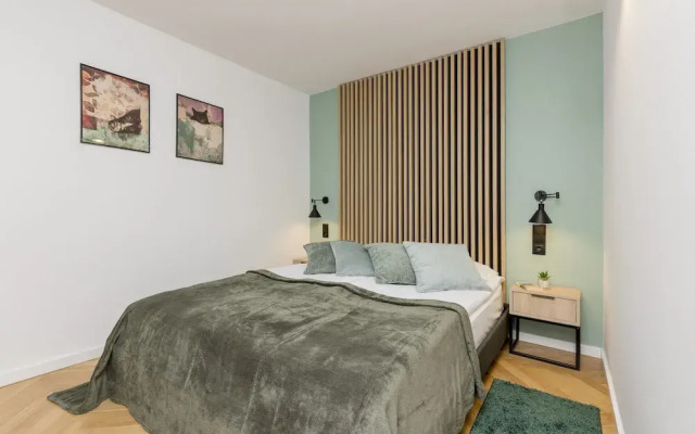 Al. Solidarności Apartment by Renters