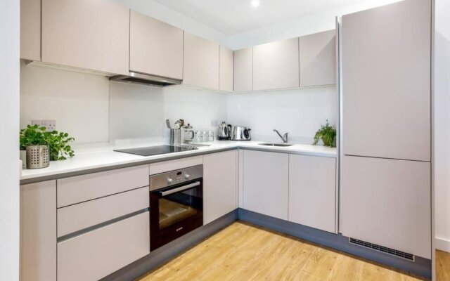 Stunning 2 Bed/2 Bath In Town Centre & Parking!