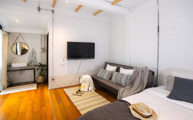 Designer Loft Guest House-5 bedroom with garden