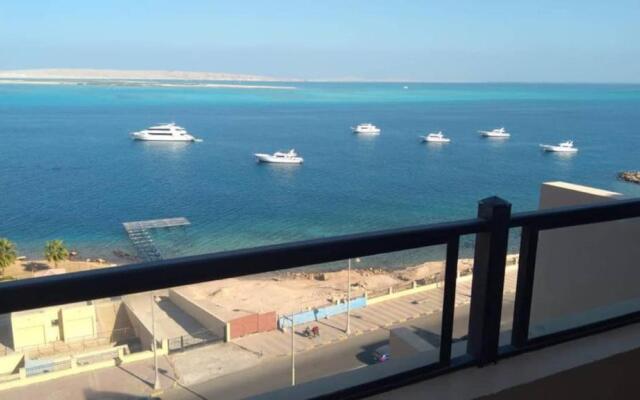 Lovely 2 bedroom condo with beach access & pool!