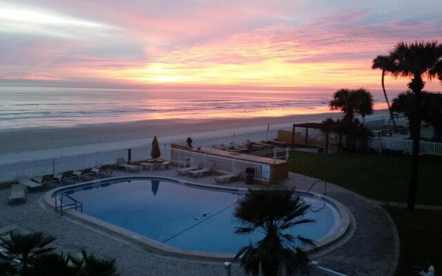 Driftwood Beach Motel