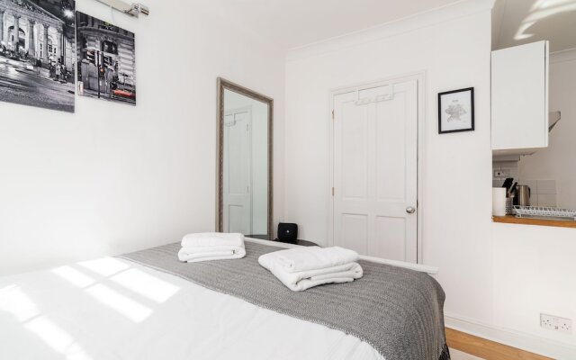 Bright Studio Flat, Amazing Location!