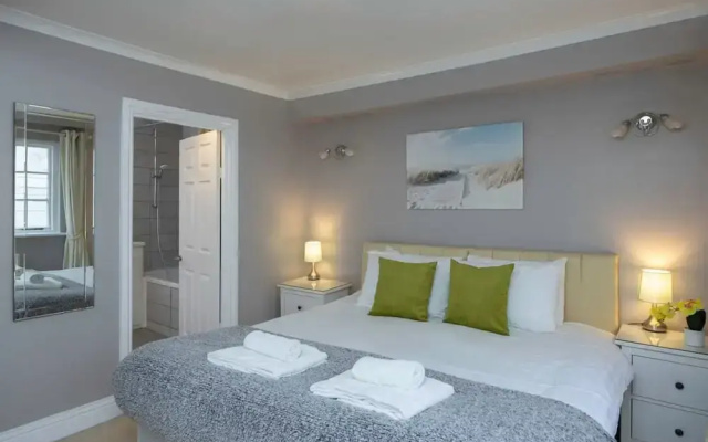 Host Stay Sillwood Seafront