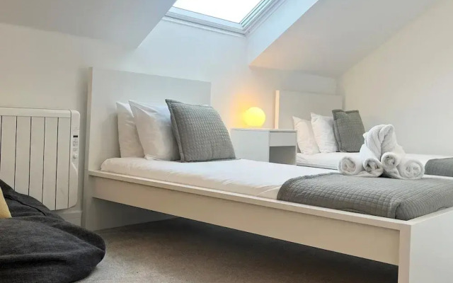 Stunning Town Centre Penthouse w Sea Views