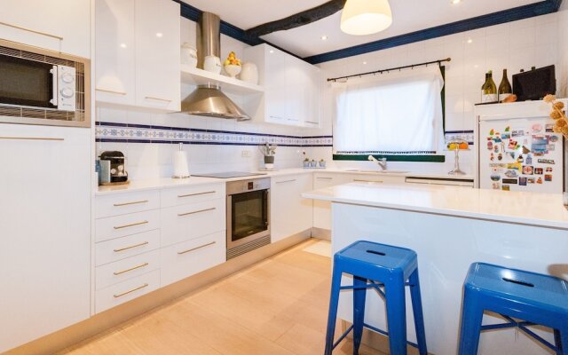 Luring Holiday Home in Girona With Swimming Pool