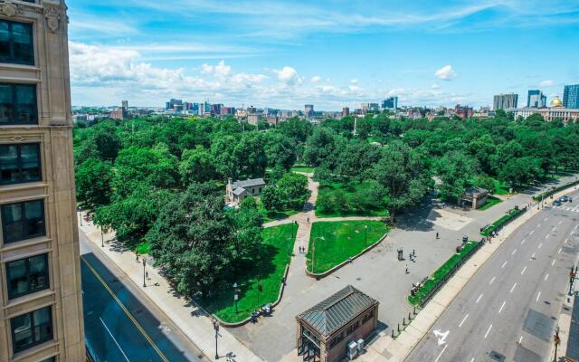 Gorgeous 1BR + View | Theatre District | Evonify