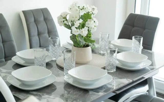 5 Bed House - Sleeps 11 - Garden