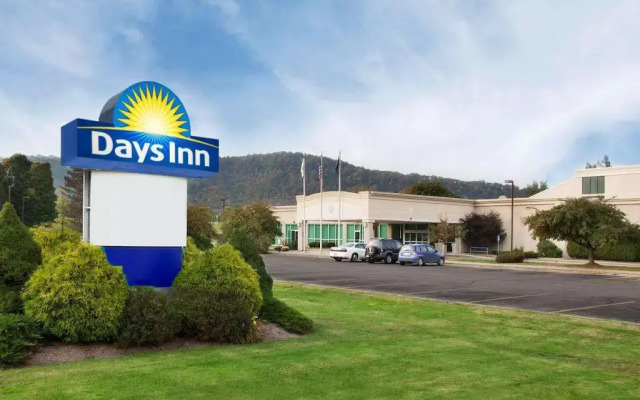 Days Inn by Wyndham Warren