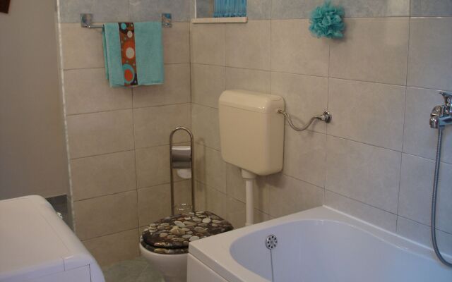 Holiday house Boris - close to the sea with parking: Slatine, Island Ciovo