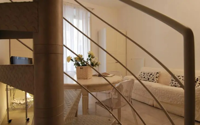 Domenichino Halldis Apartment