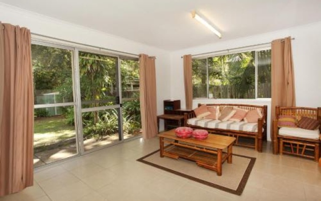 35 Santa Monica Avenue Coolum Beach, Pet Friendly, Linen Included – Guest Rooms – Coolum Beach