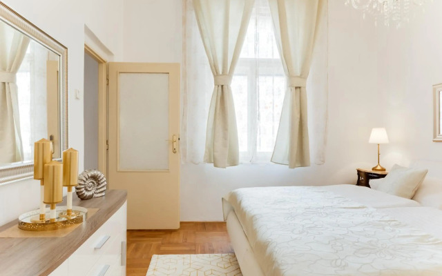 Old Town Royal Apartment With Giant Terrace
