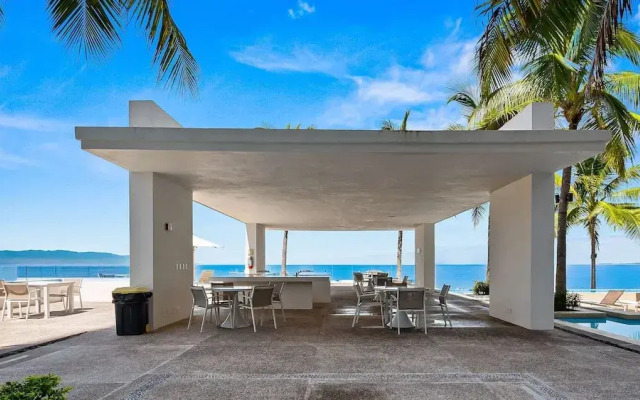 Oceanfront 1BR With Balcony - Sea View Pools