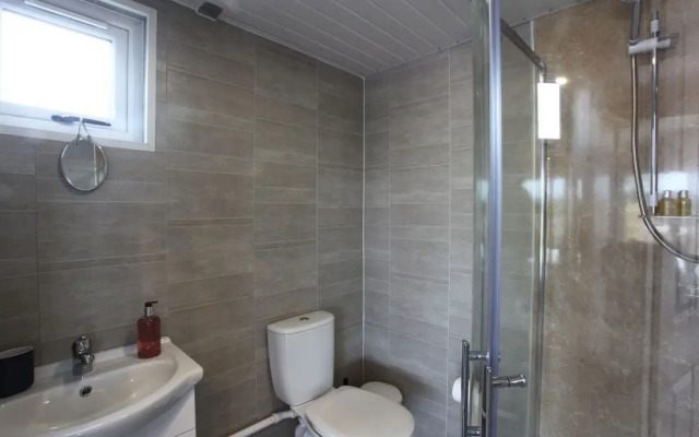 Deerfin Rentals. Private Chalet with Hot Tub