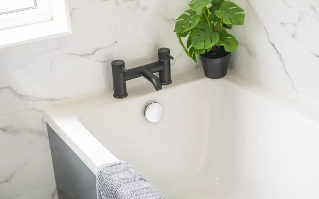3br-sleeps8-parking-wifi-closestation