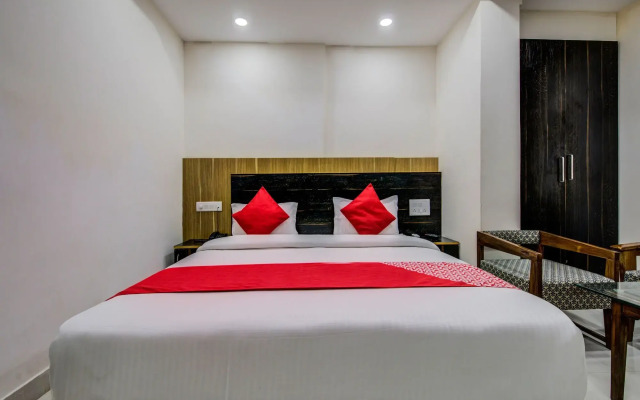 OYO 18542 Petals Inn